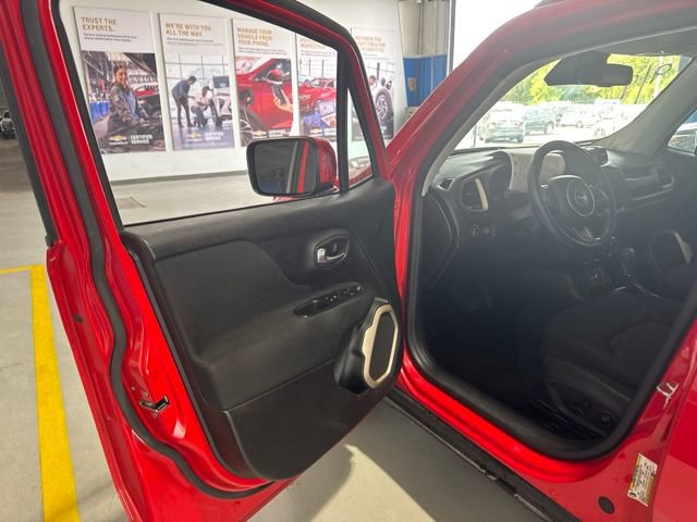 Used 2017 Jeep Renegade Latitude FWD image 7