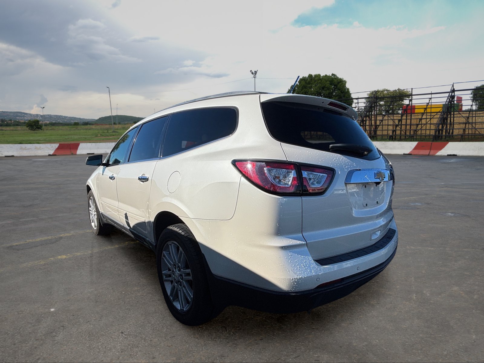 Used 2015 Chevrolet Traverse LT w/ Style and Technology Package FWD image 4