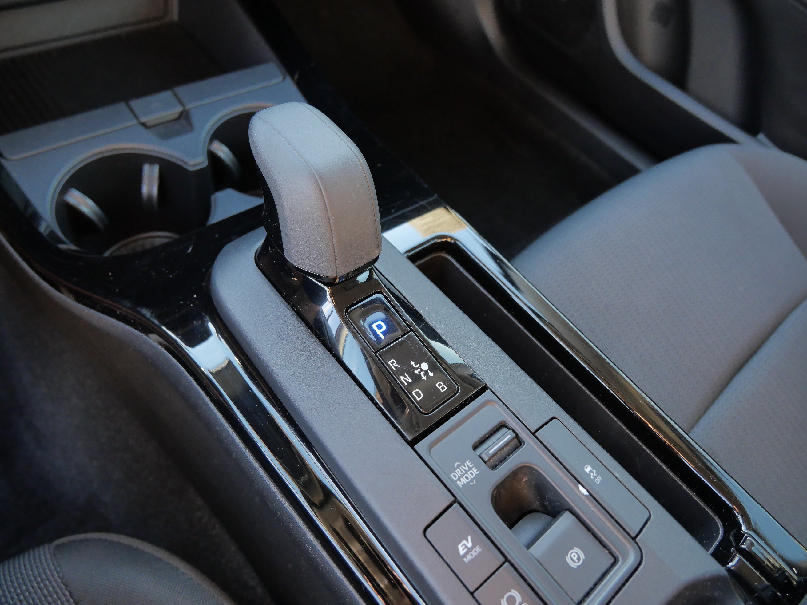 Certified 2025 Toyota Prius LE FWD image 25