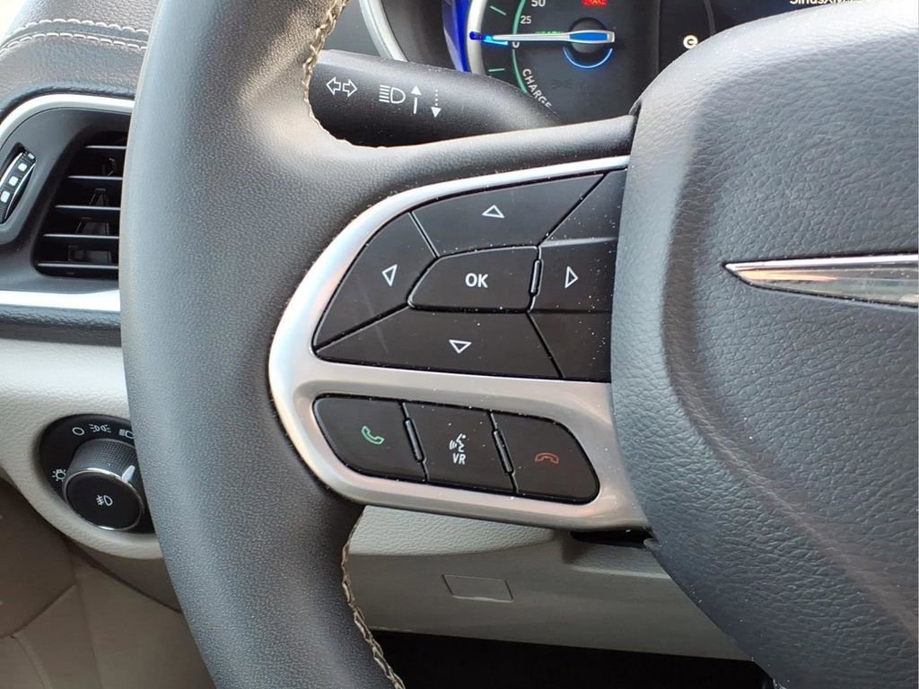 Used 2024 Chrysler Pacifica Limited FWD image 16