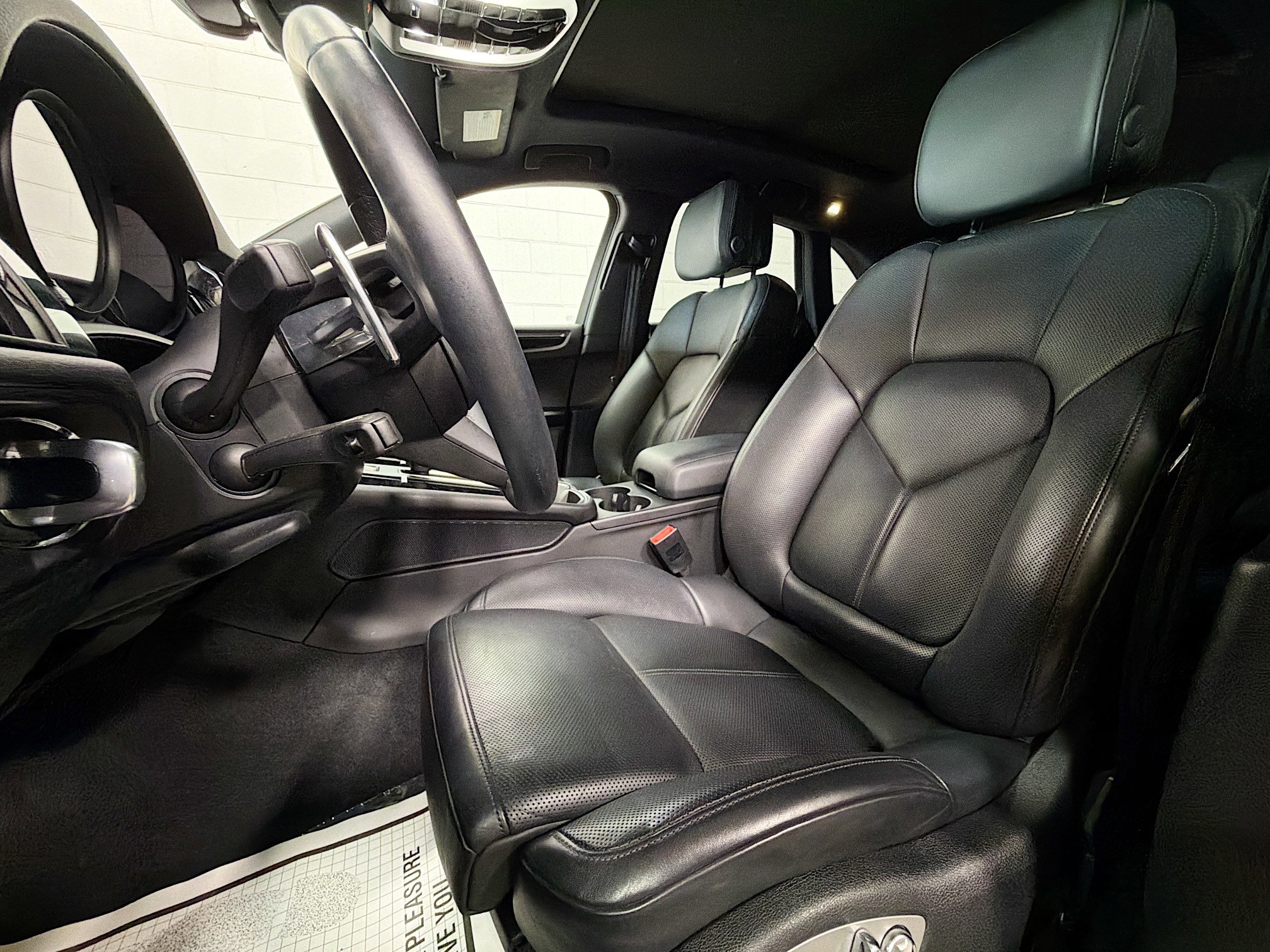 Certified 2023 Porsche Macan AWD/4WD image 5