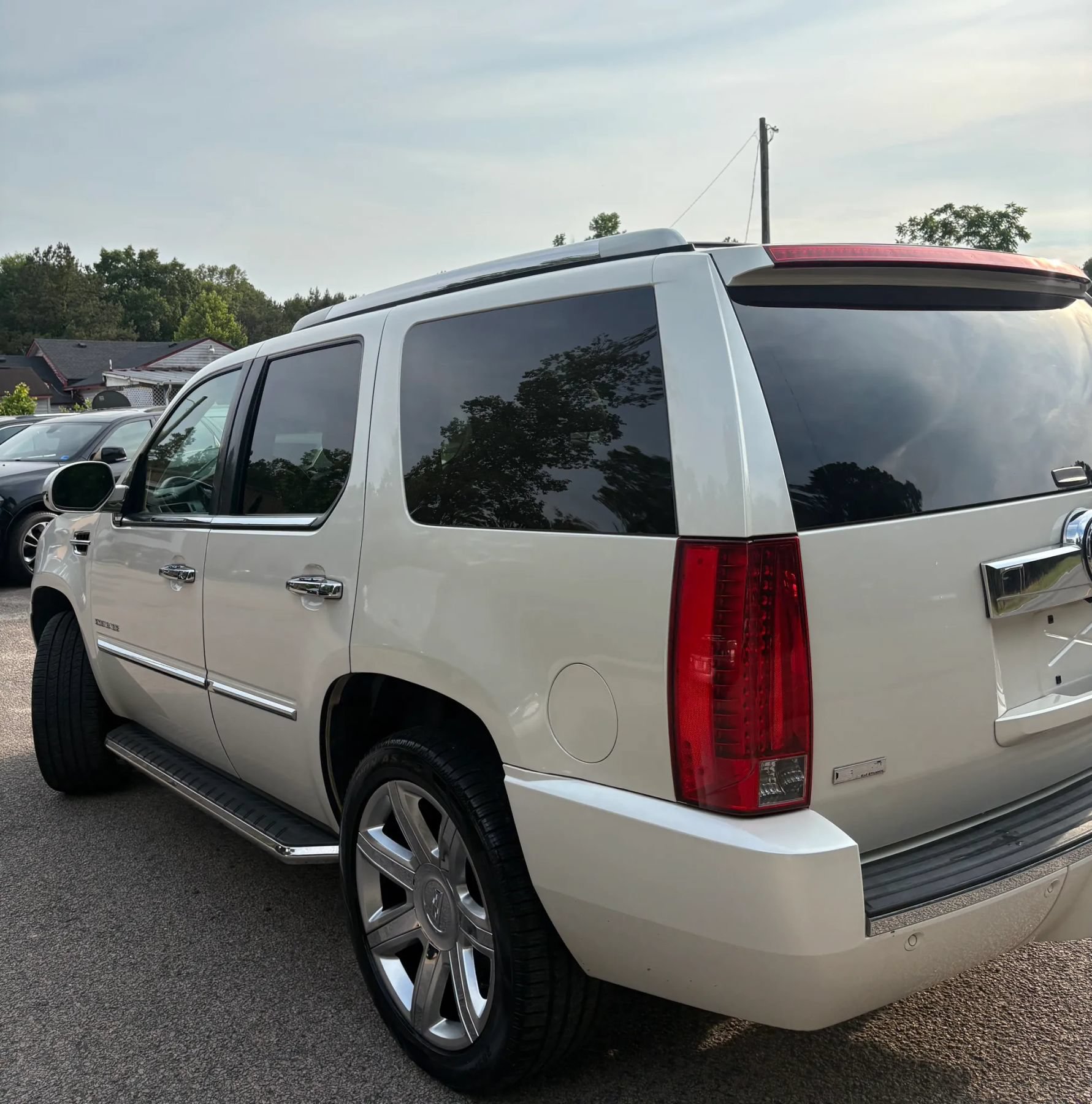 Used 2011 Cadillac Escalade Premium AWD/4WD image 4