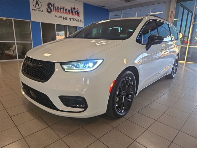 Used 2024 Chrysler Pacifica Limited w/ S Appearance Package image 4