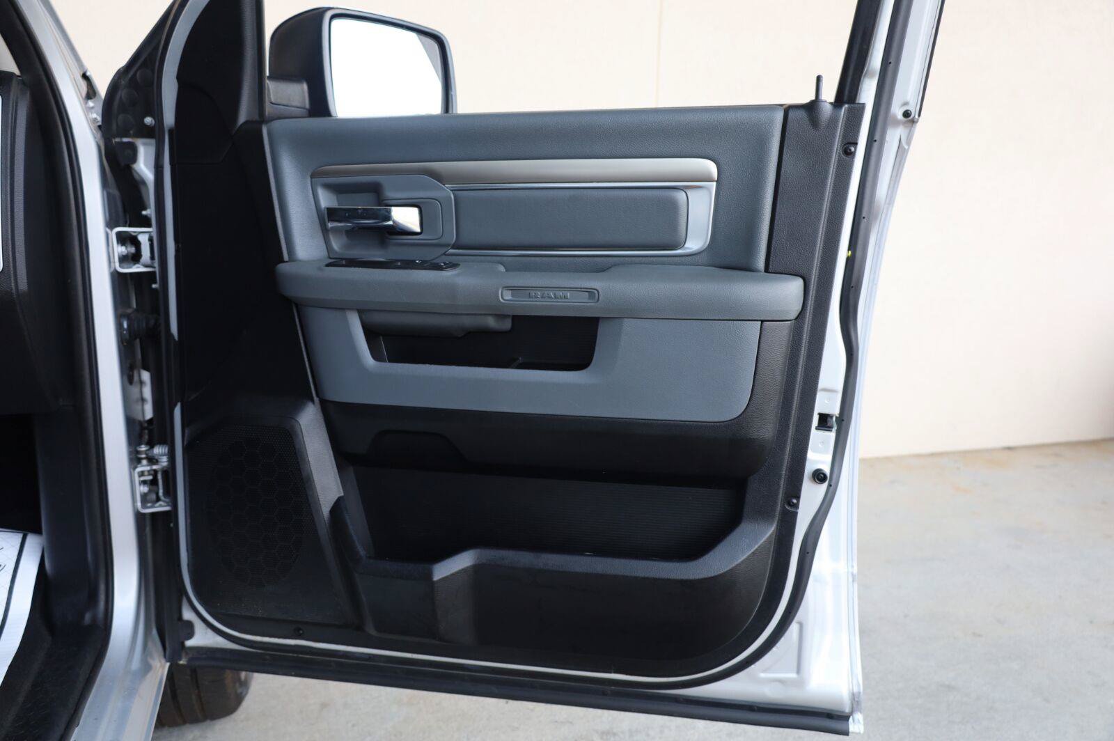 Used 2015 RAM 1500 Classic SLT RWD image 22