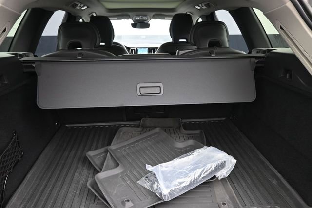 Used 2023 Volvo XC60 B5 Ultimate w/ Climate Package FWD image 11