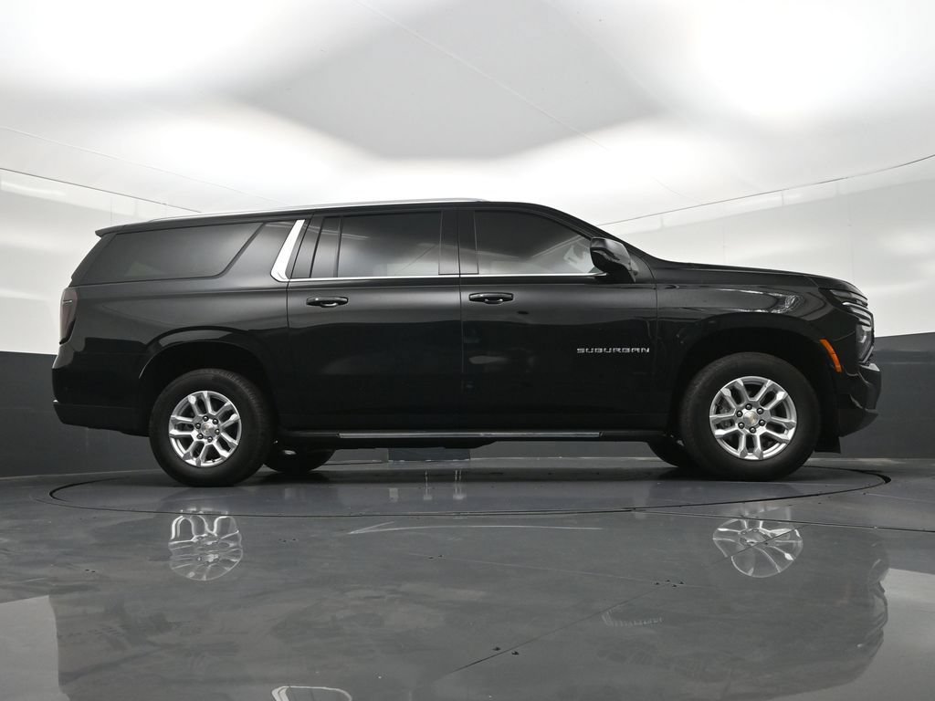 Used 2025 Chevrolet Suburban LS RWD image 30