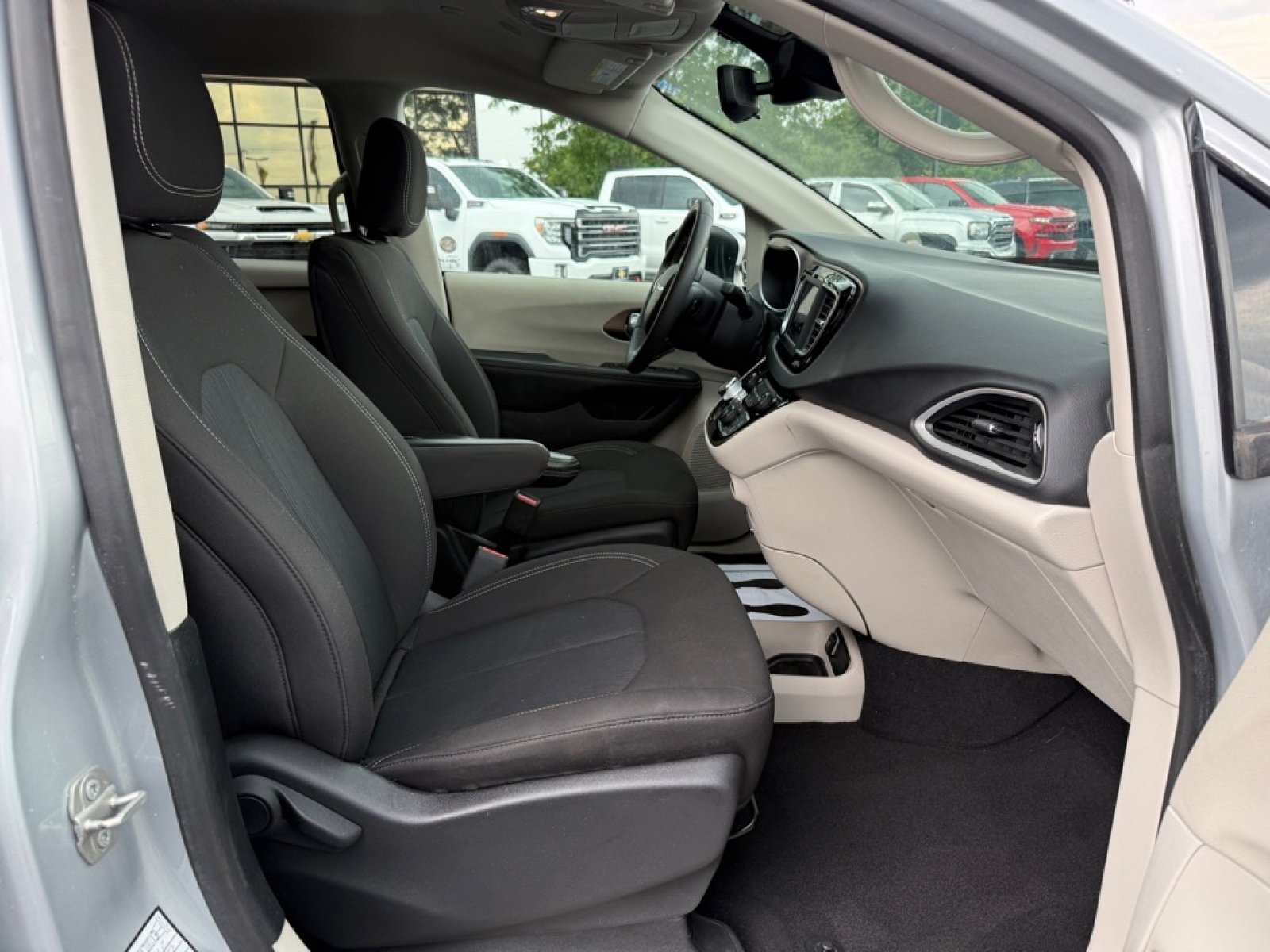 Used 2023 Chrysler Voyager LX FWD image 23