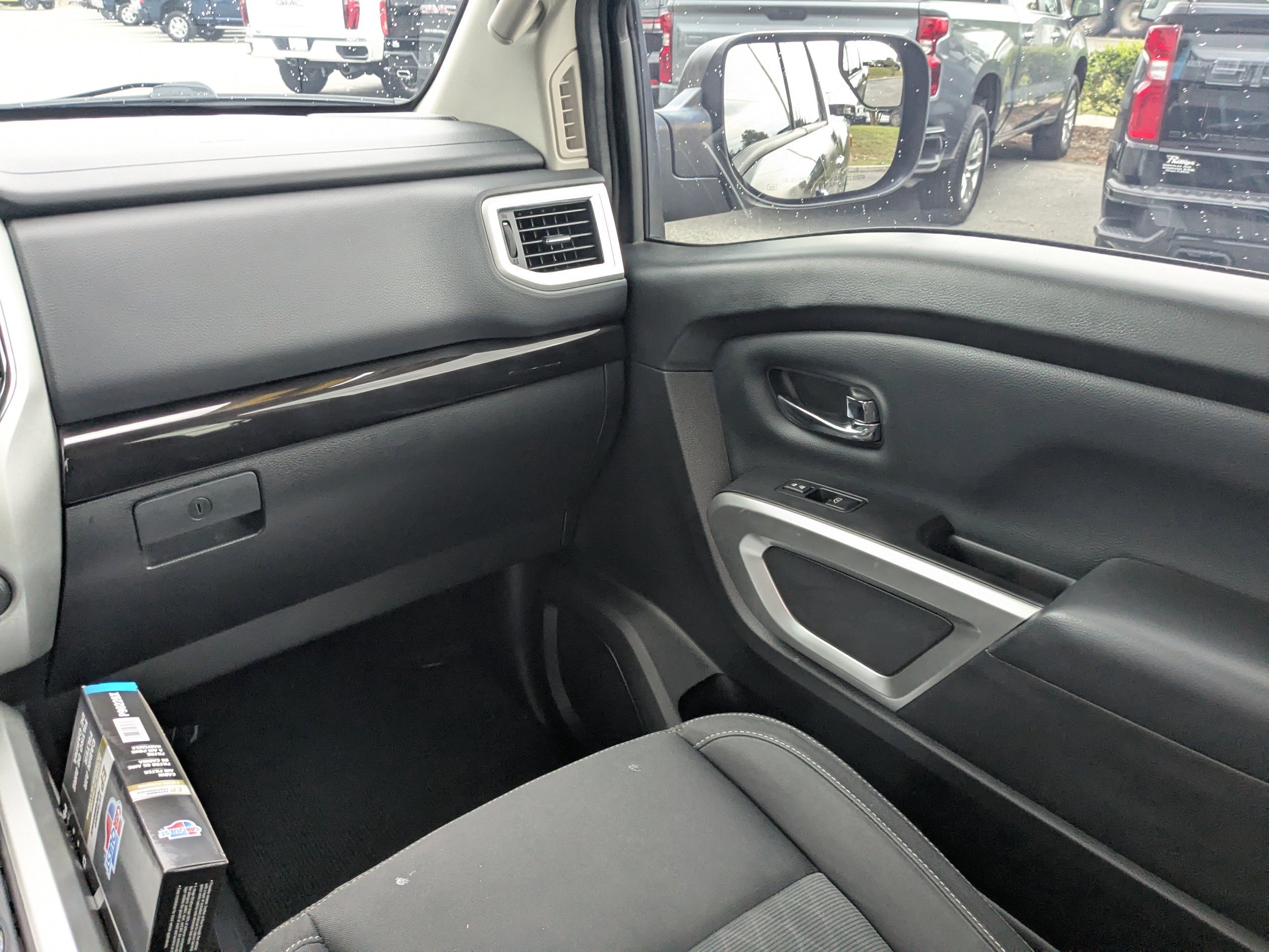 Used 2017 Nissan Titan SV RWD image 17