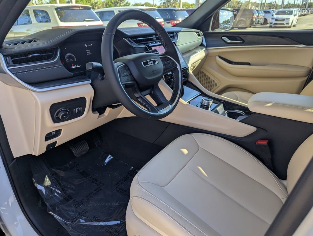 Used 2025 Jeep Grand Cherokee Limited image 23