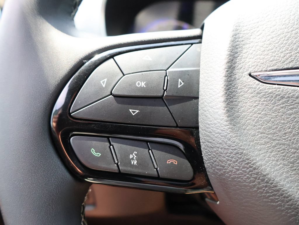 Used 2025 Chrysler Pacifica Limited FWD image 26