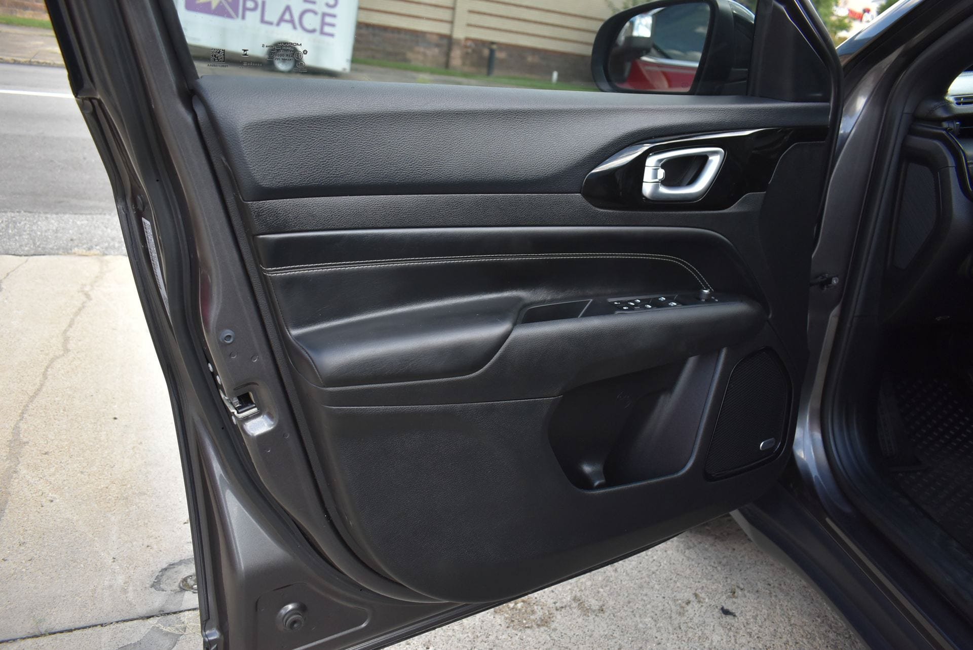 Used 2023 Jeep Compass Latitude w/ Sun and Sound Group AWD/4WD image 10