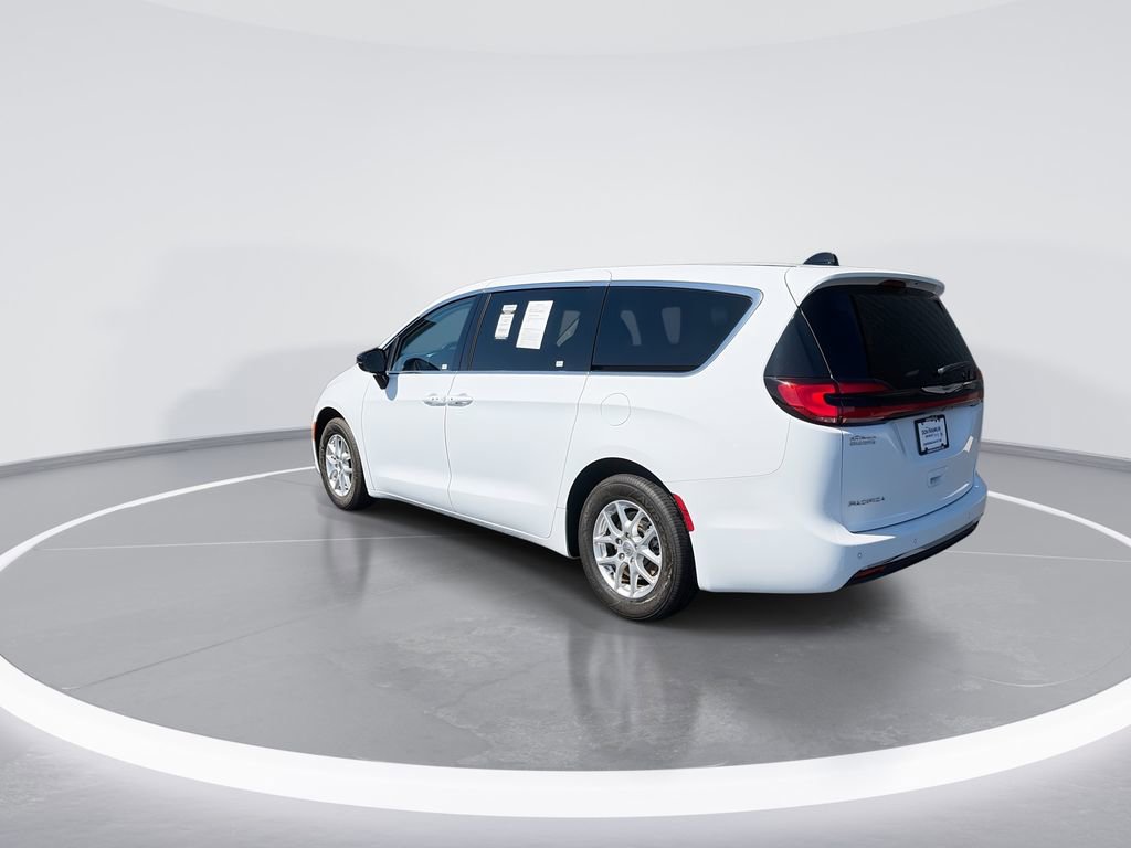 Used 2024 Chrysler Pacifica Touring-L FWD image 6