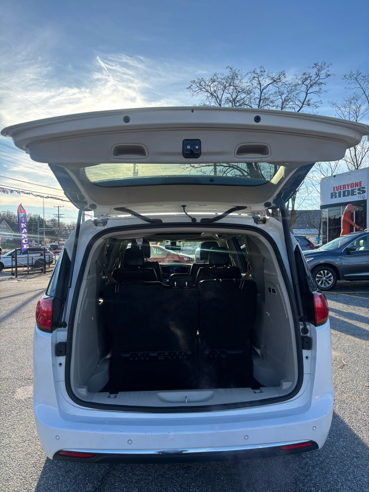 Used 2018 Chrysler Pacifica Limited image 5