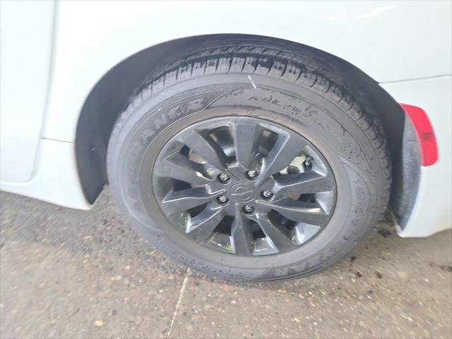 Used 2023 Chrysler Pacifica Limited FWD image 13