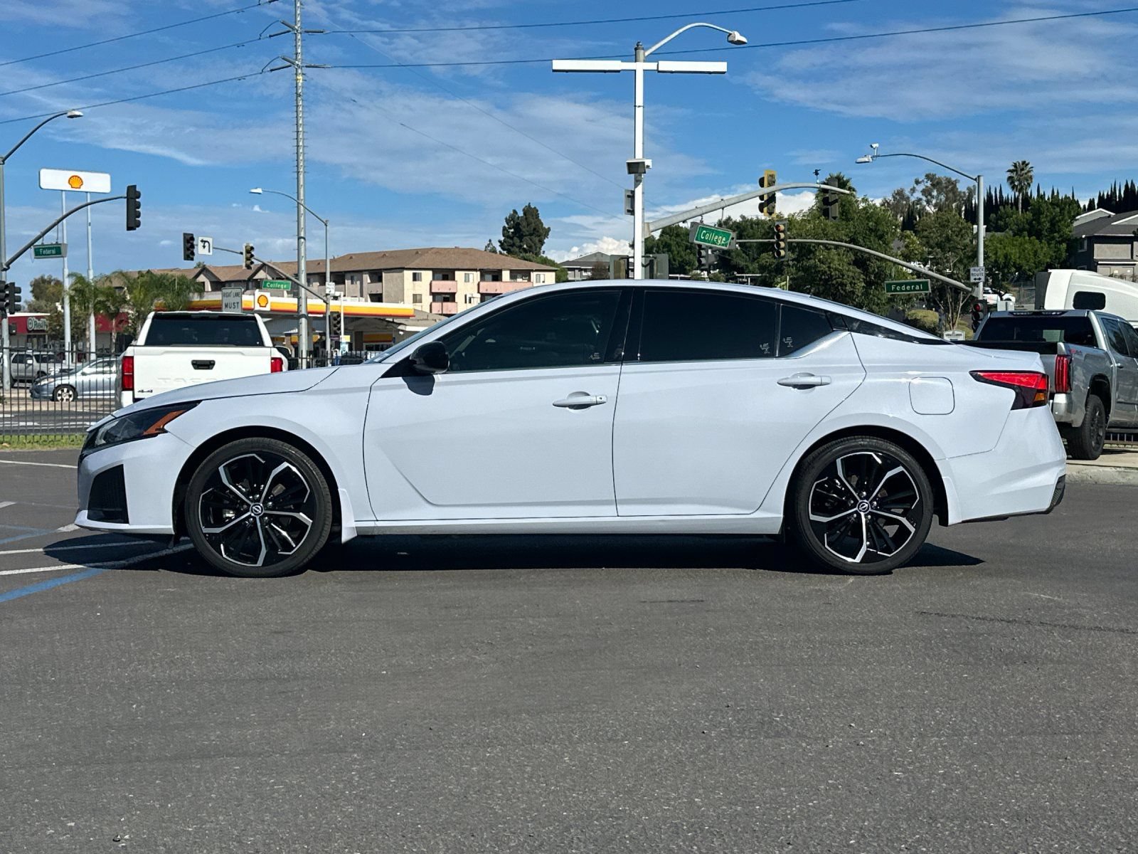 Used 2023 Nissan Altima 2.5 SR w/ SR Premium Package FWD image 2