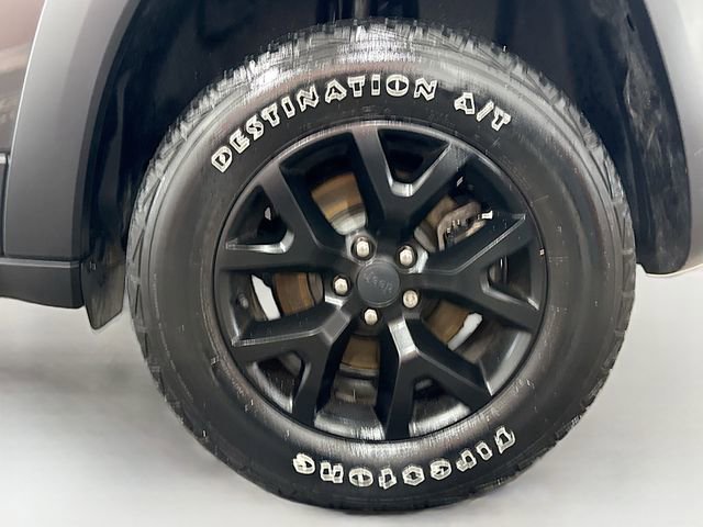 Used 2017 Jeep Cherokee Trailhawk w/ Cold Weather Group image 31