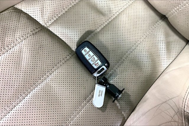 Used 2012 Hyundai Equus Signature RWD image 30