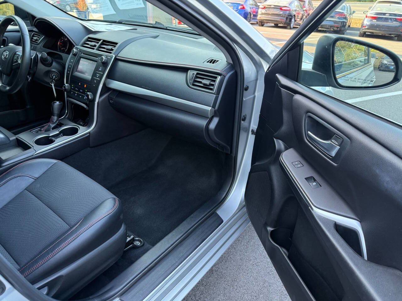 Used 2016 Toyota Camry SE w/ Moonroof Package image 14
