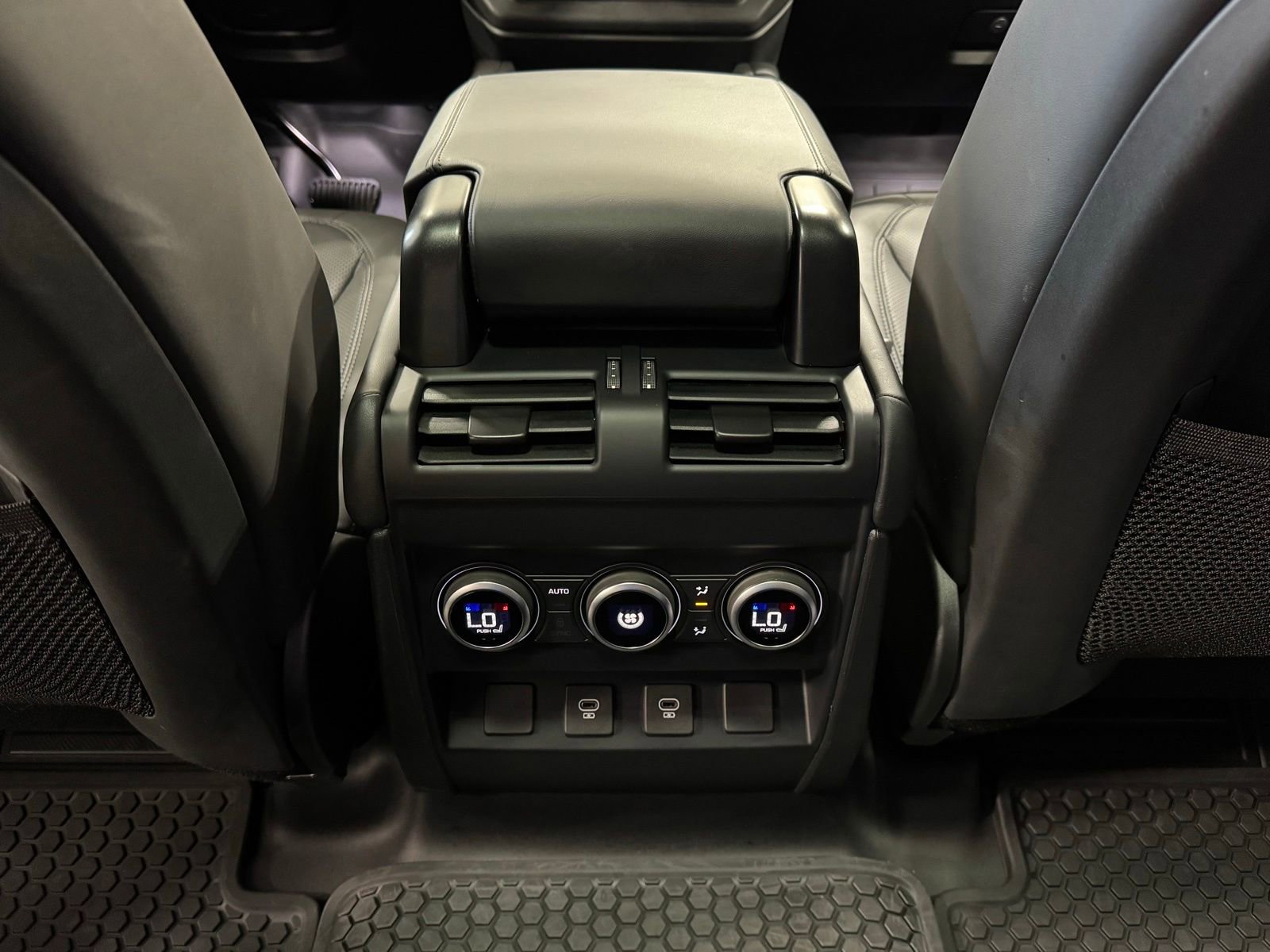 Used 2025 Land Rover Defender 110 X-Dynamic SE image 27