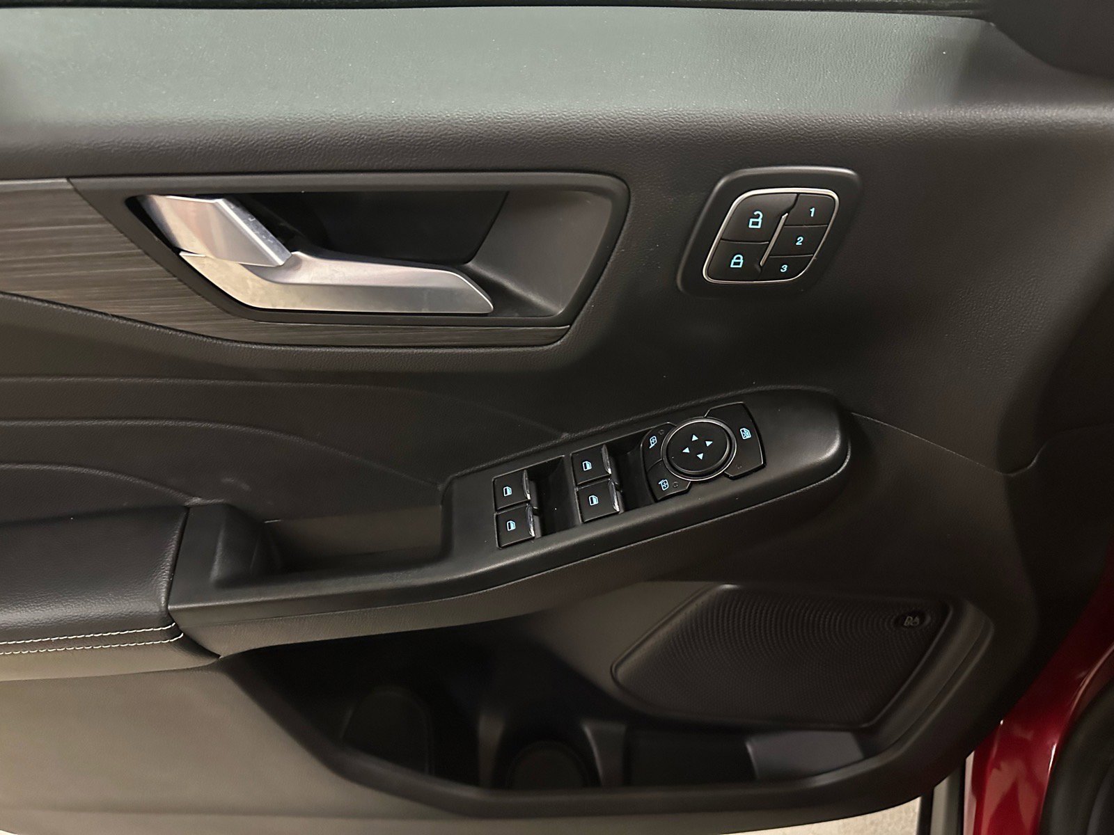 Certified 2025 Ford Escape Platinum w/ Premium Technology Package image 15