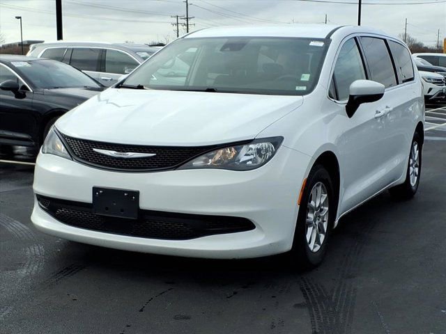 Used 2023 Chrysler Voyager LX image 2