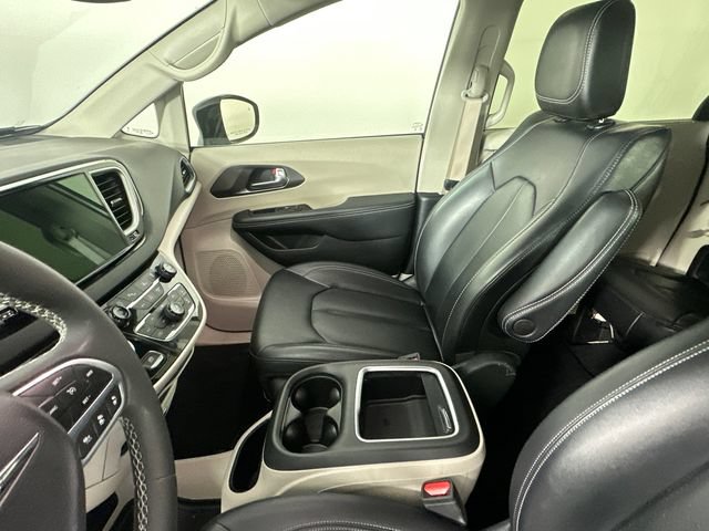 Used 2024 Chrysler Pacifica Touring-L FWD image 24