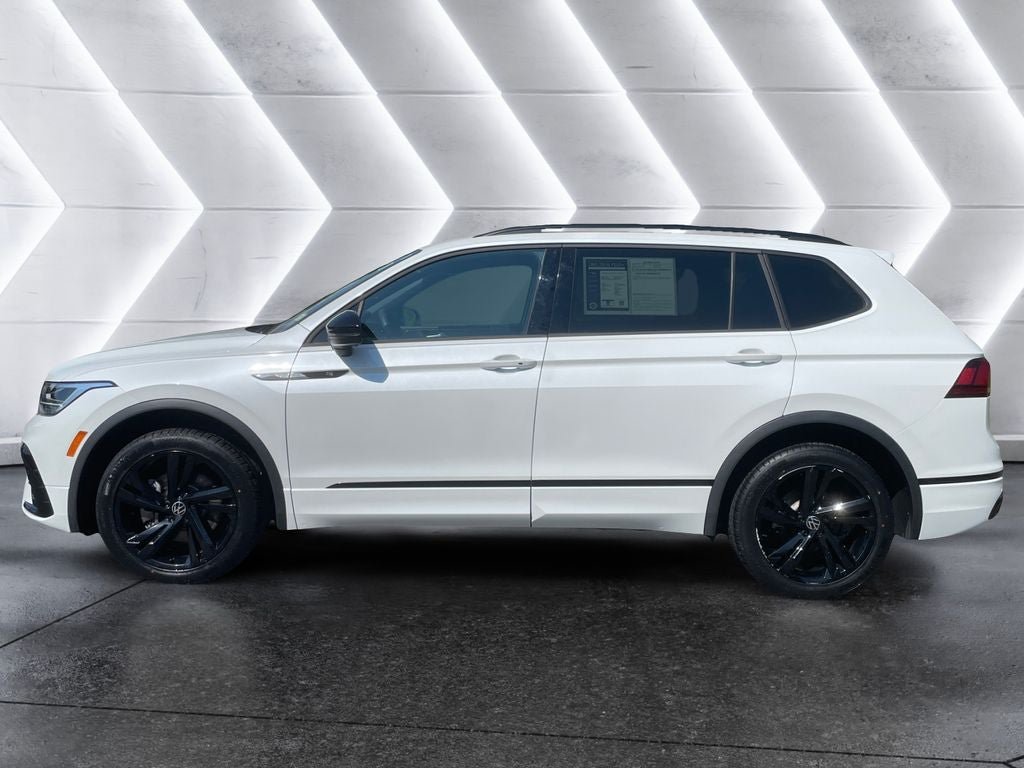 Used 2023 Volkswagen Tiguan SE R-Line AWD/4WD image 3