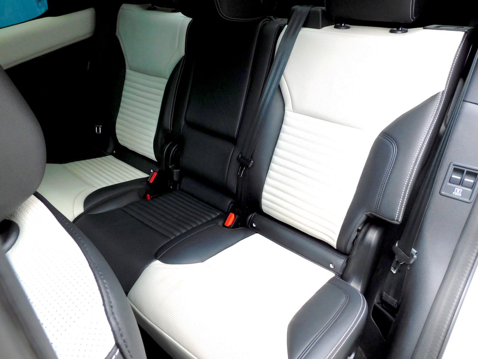 Used 2023 Land Rover Discovery S R-Dynamic AWD/4WD image 16