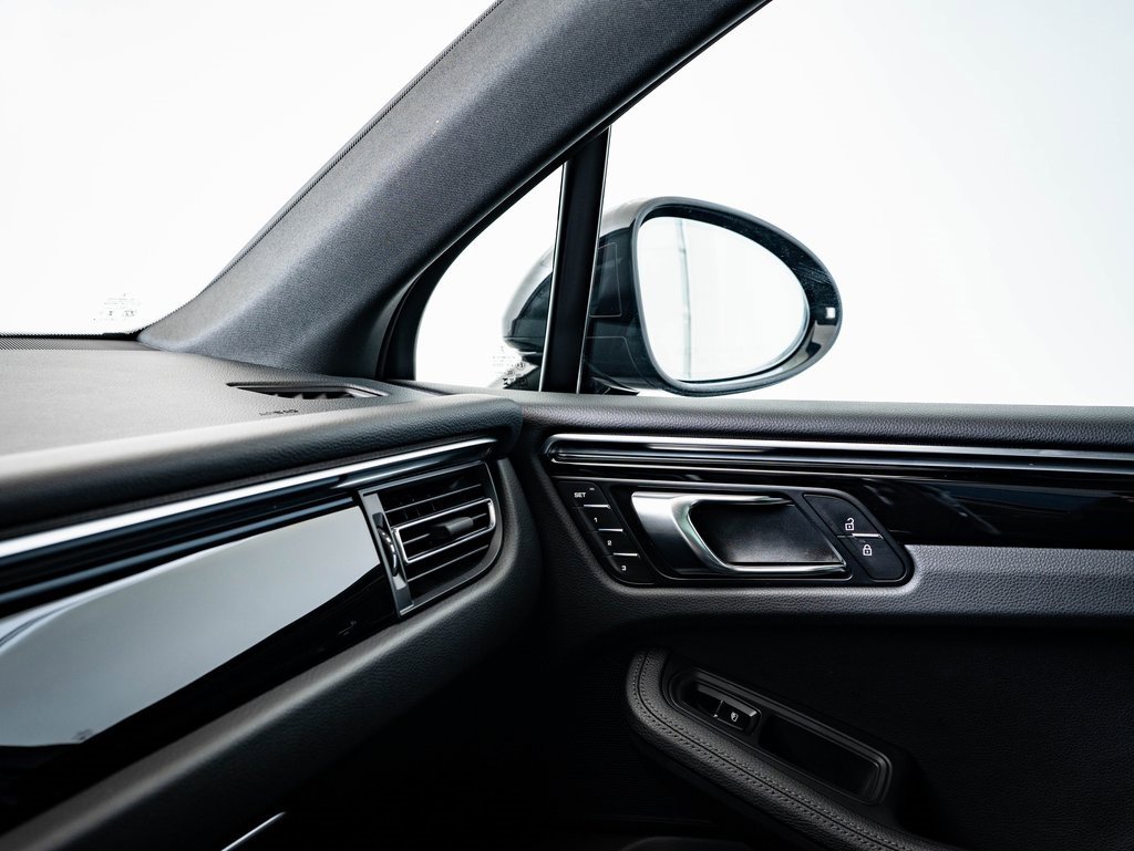 Certified 2024 Porsche Macan image 34