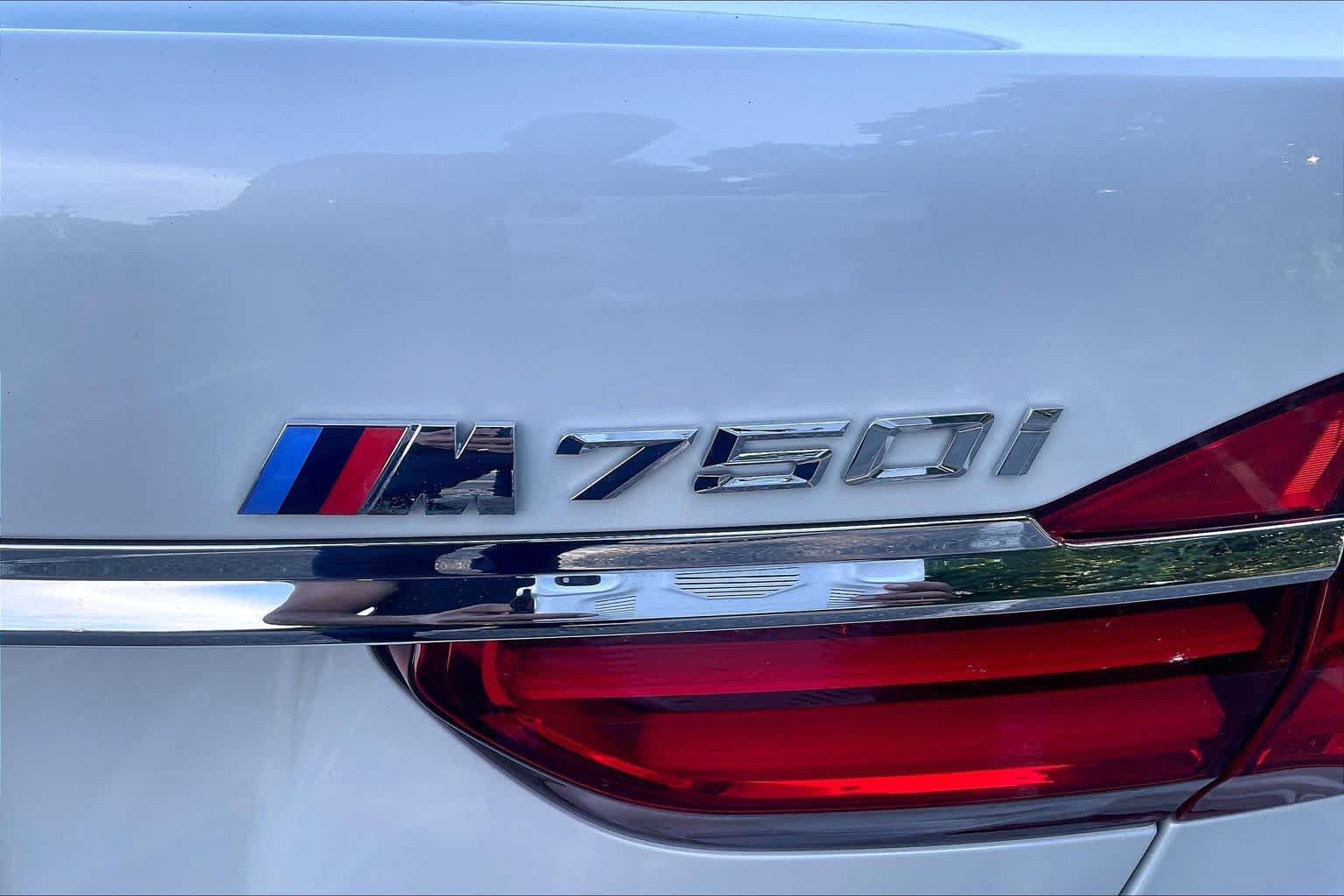 Used 2019 BMW 750i xDrive w/ M Sport Package AWD/4WD image 9