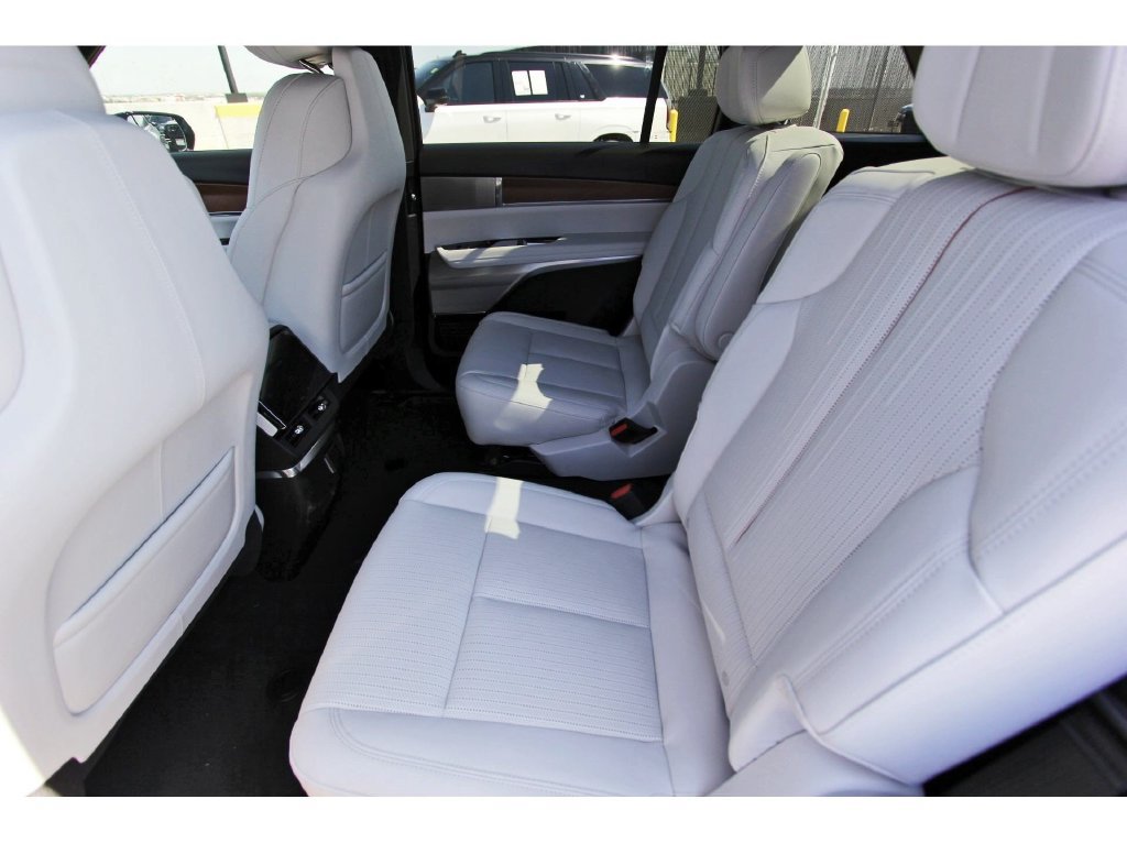 New 2027 Cadillac Vistiq Luxury AWD/4WD image 7