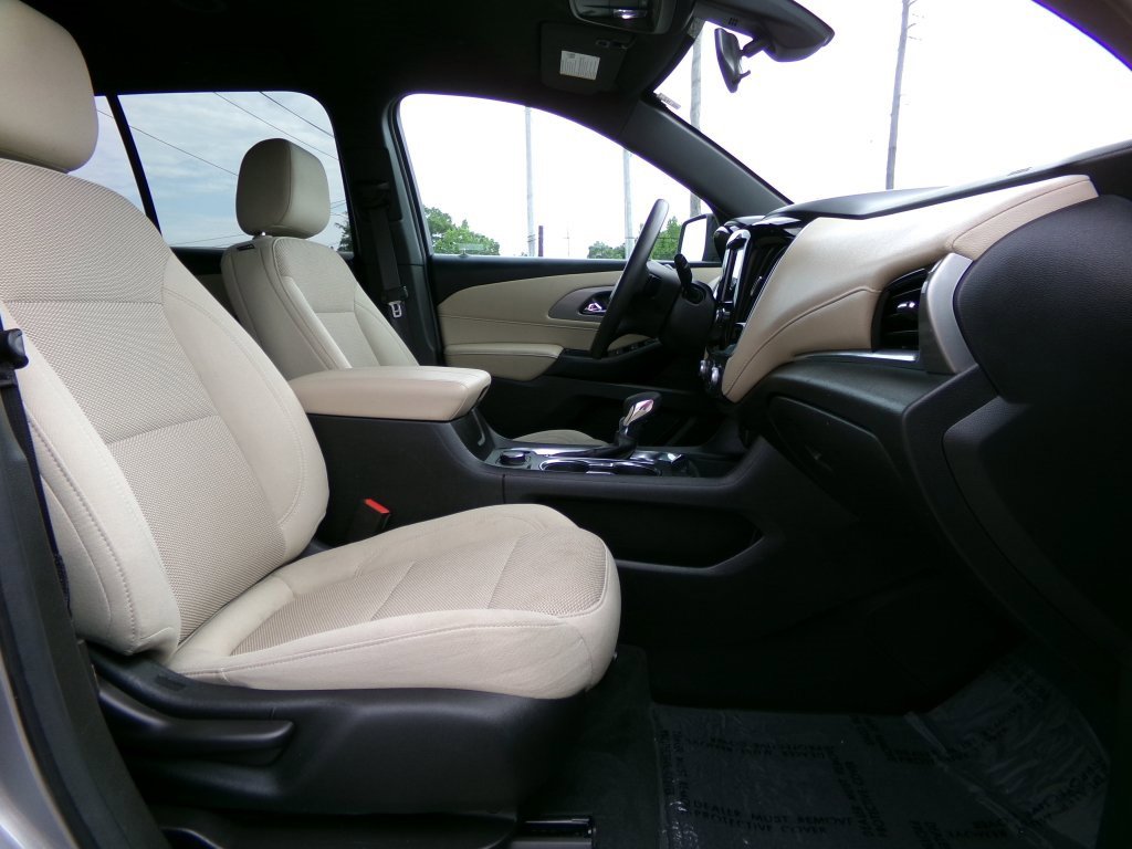 Used 2023 Chevrolet Traverse LS image 17