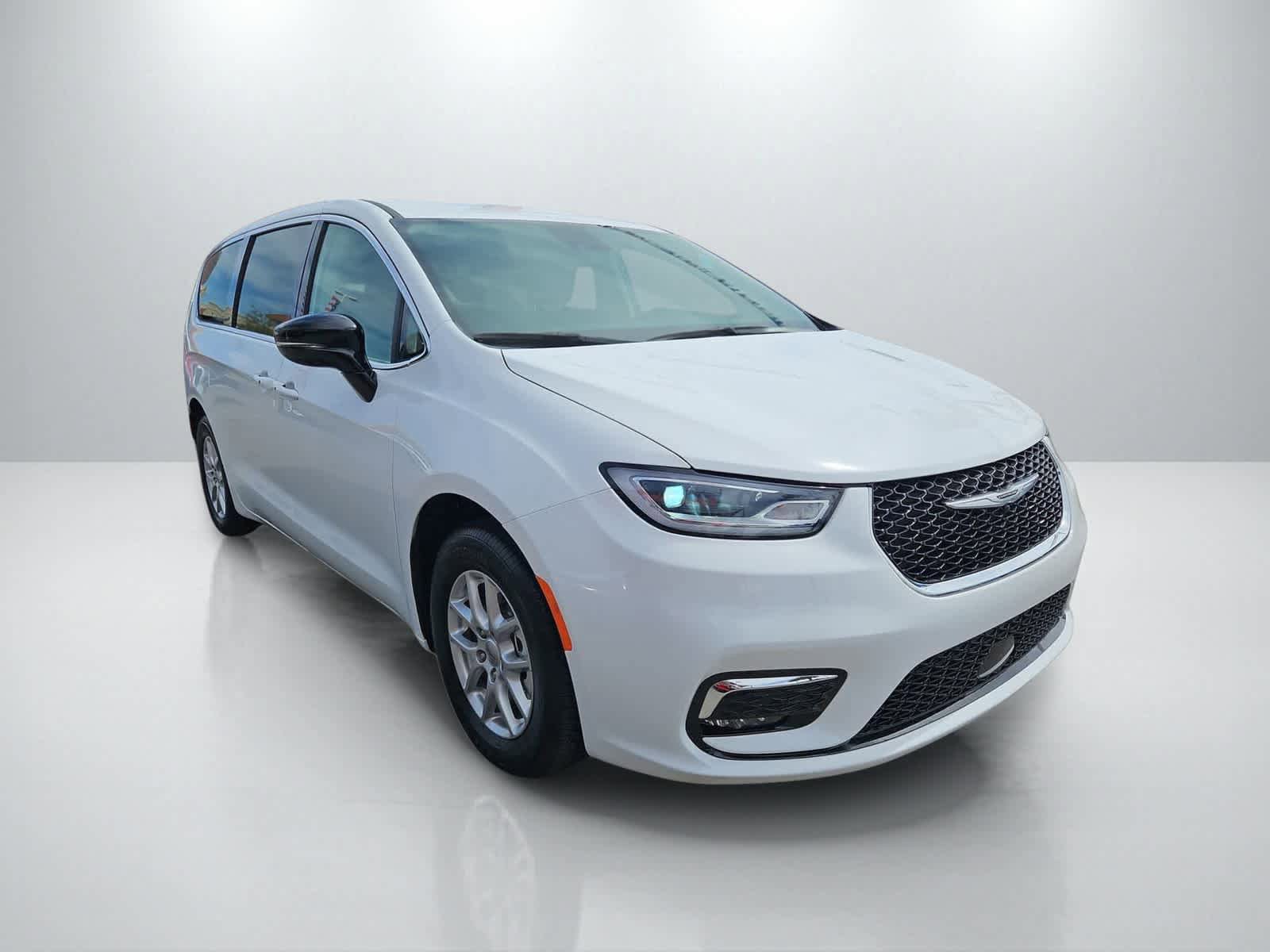 Used 2024 Chrysler Pacifica Touring-L FWD image 3