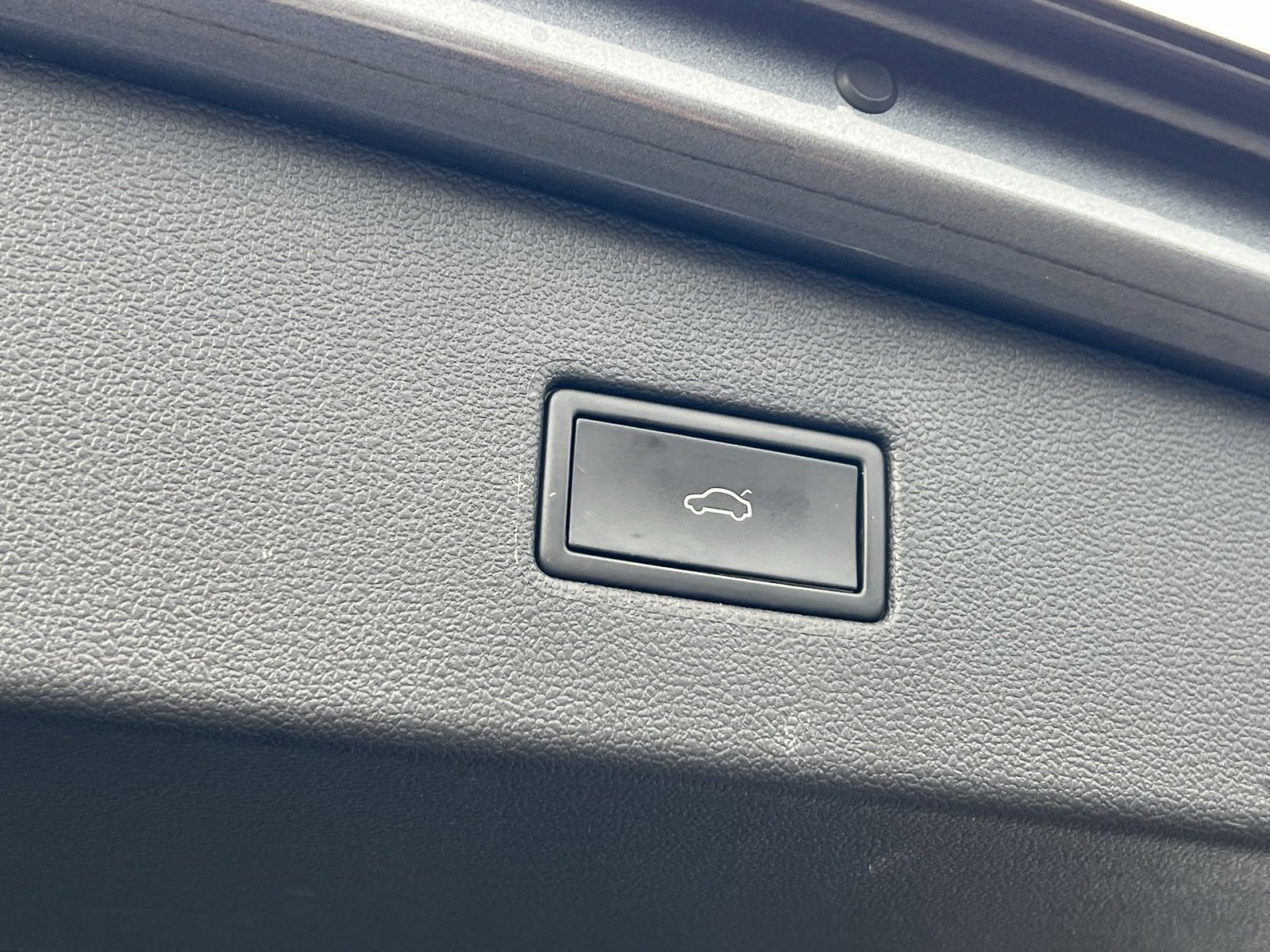 Used 2022 Volkswagen Tiguan SE w/ Panoramic Sunroof Package image 26