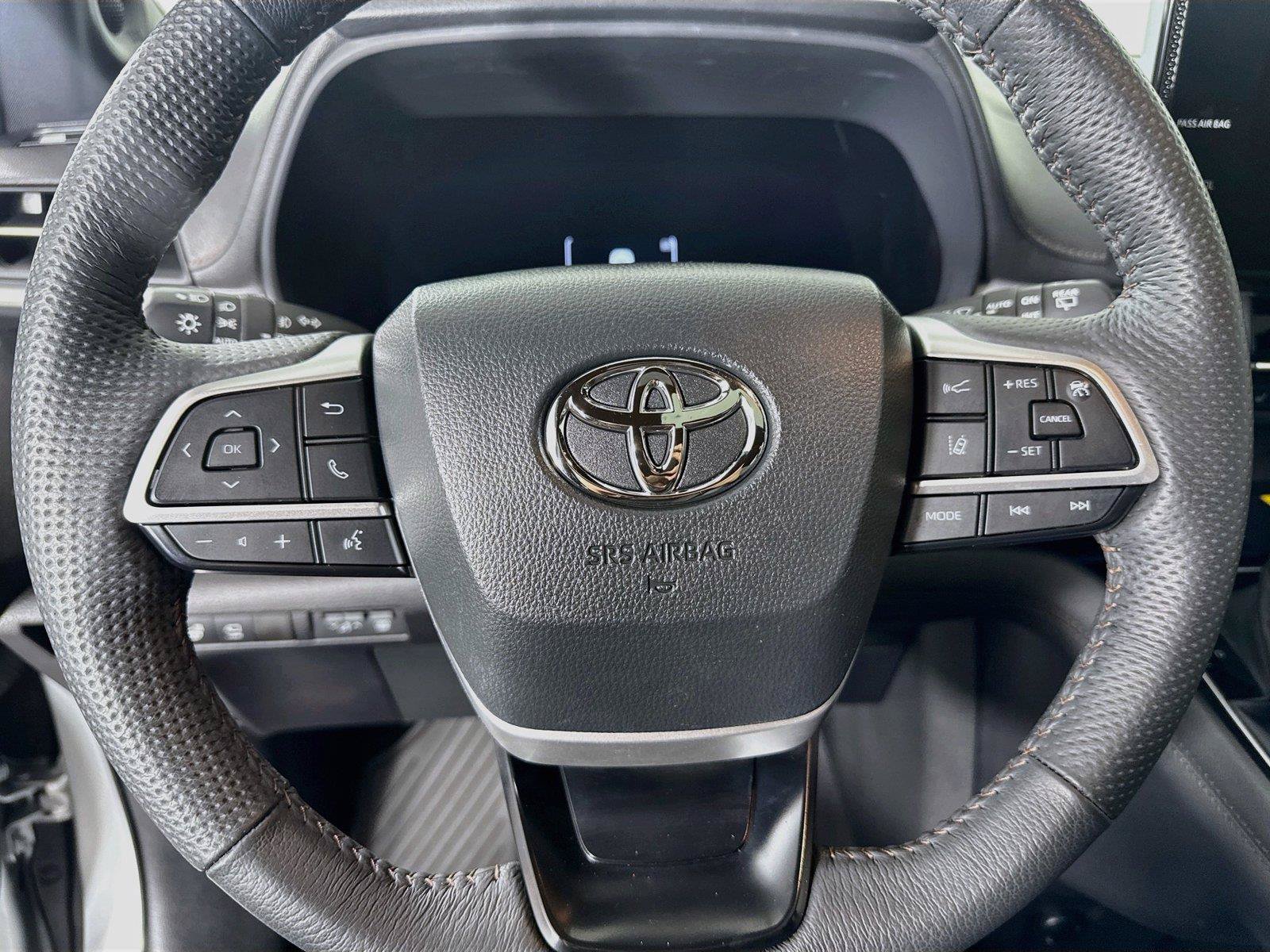 Certified 2025 Toyota Sienna Platinum FWD image 17