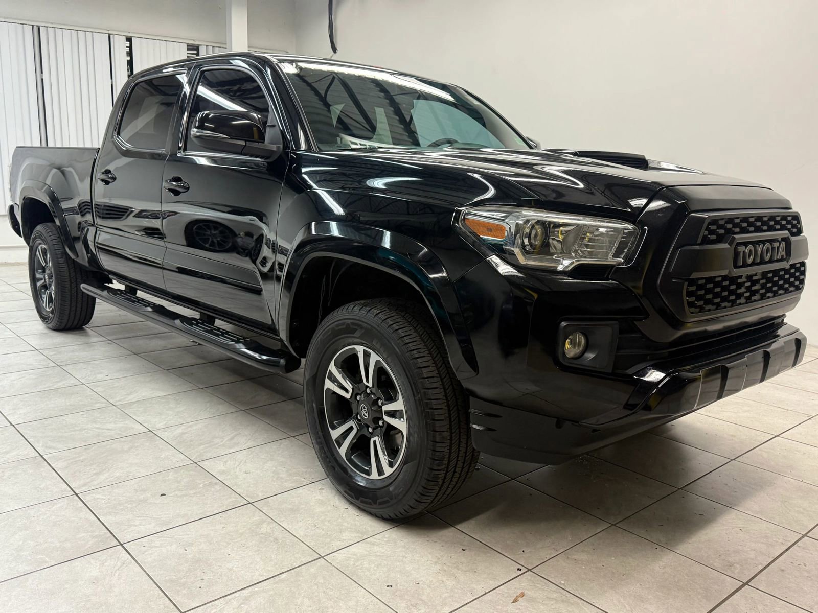 Used 2017 Toyota Tacoma TRD Sport image 1