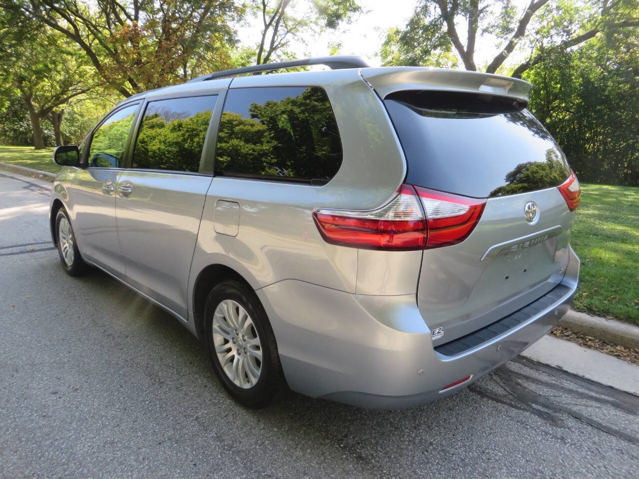 Used 2017 Toyota Sienna image 3
