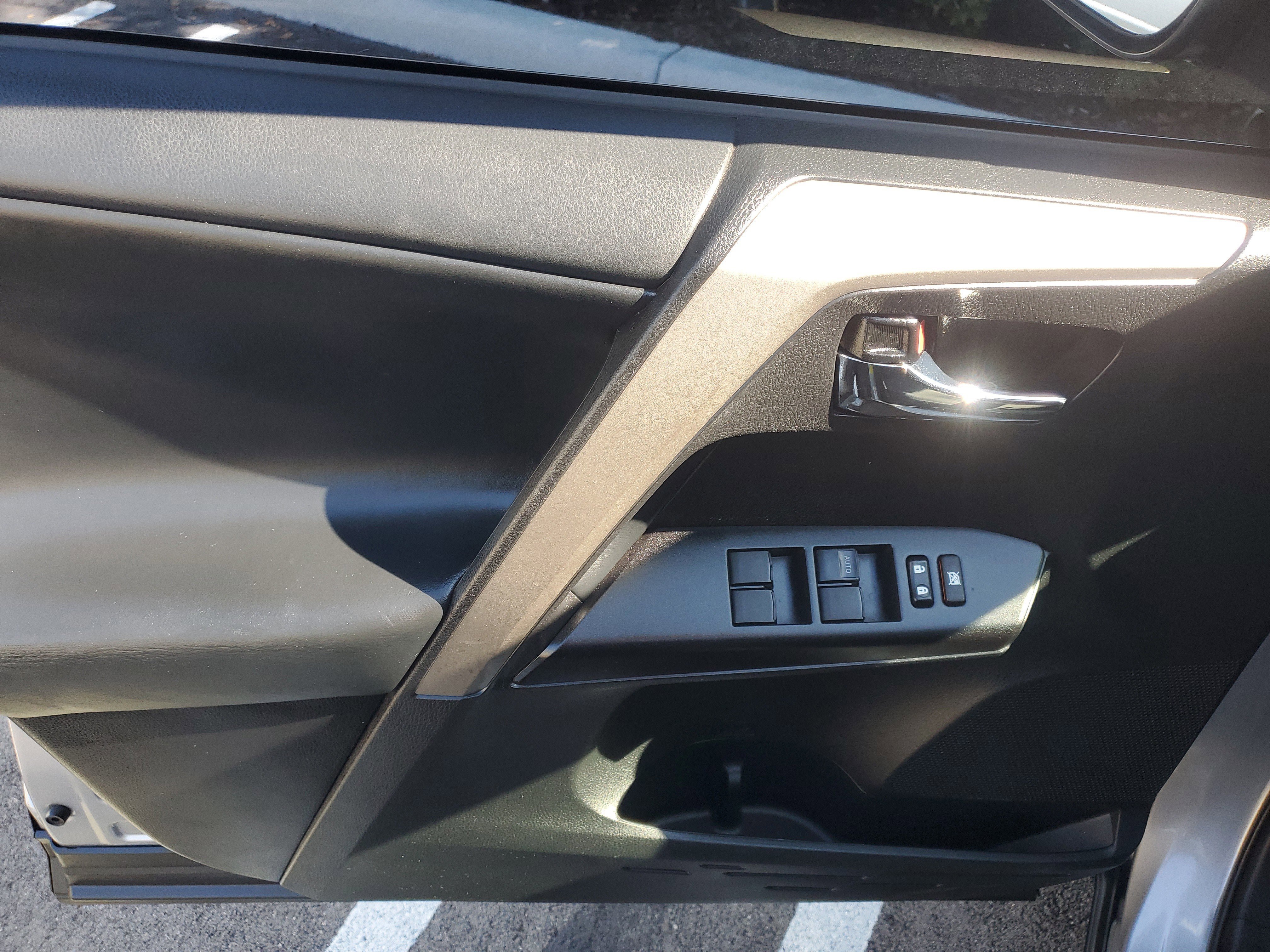 Used 2018 Toyota RAV4 XLE image 19