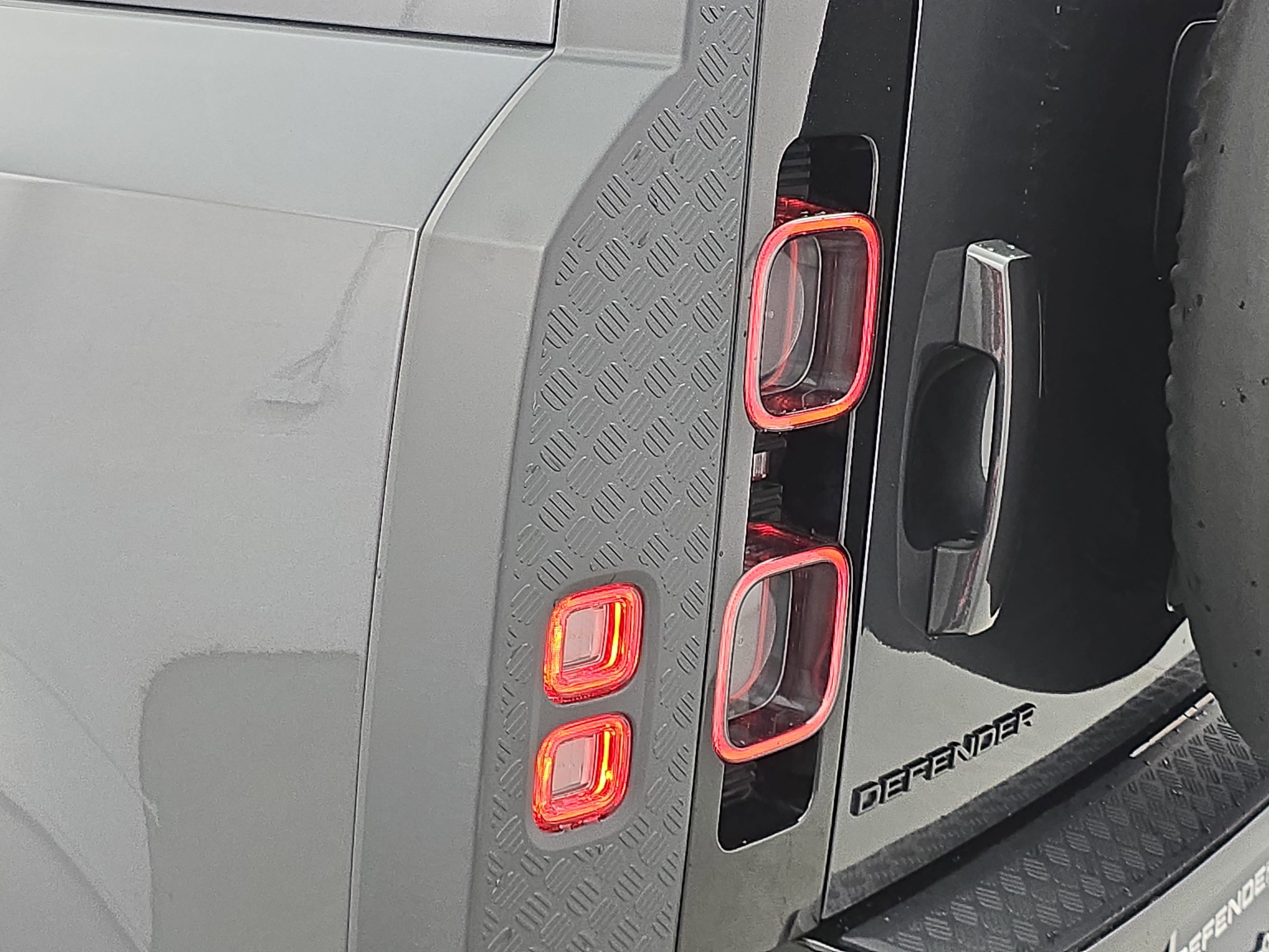 Certified 2025 Land Rover Defender 110 V8 image 34