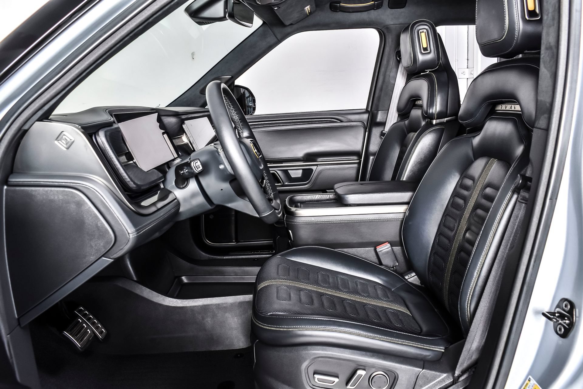 Used 2024 Rivian R1S Adventure AWD/4WD image 14