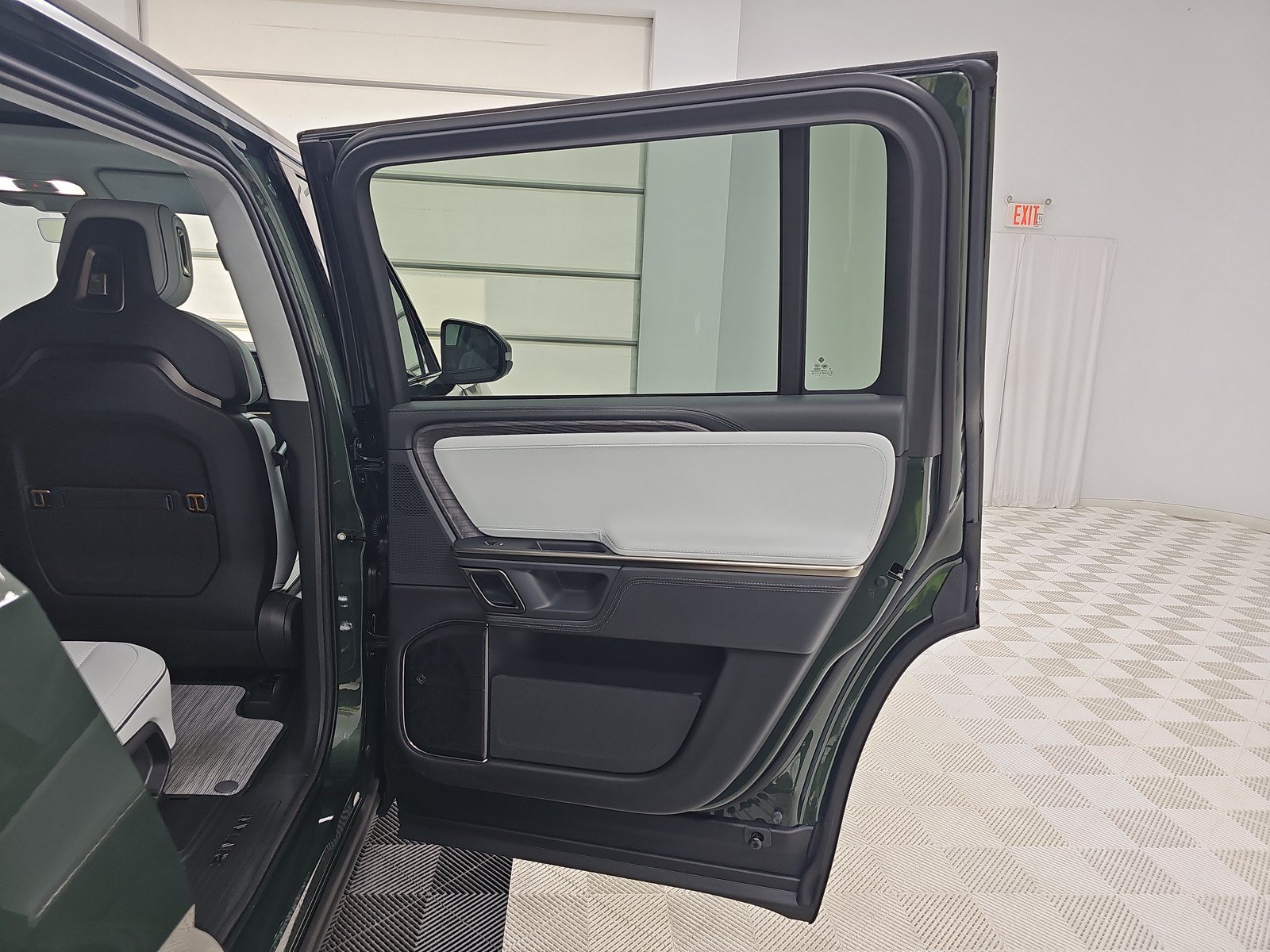 Used 2024 Rivian R1S Adventure AWD/4WD image 19