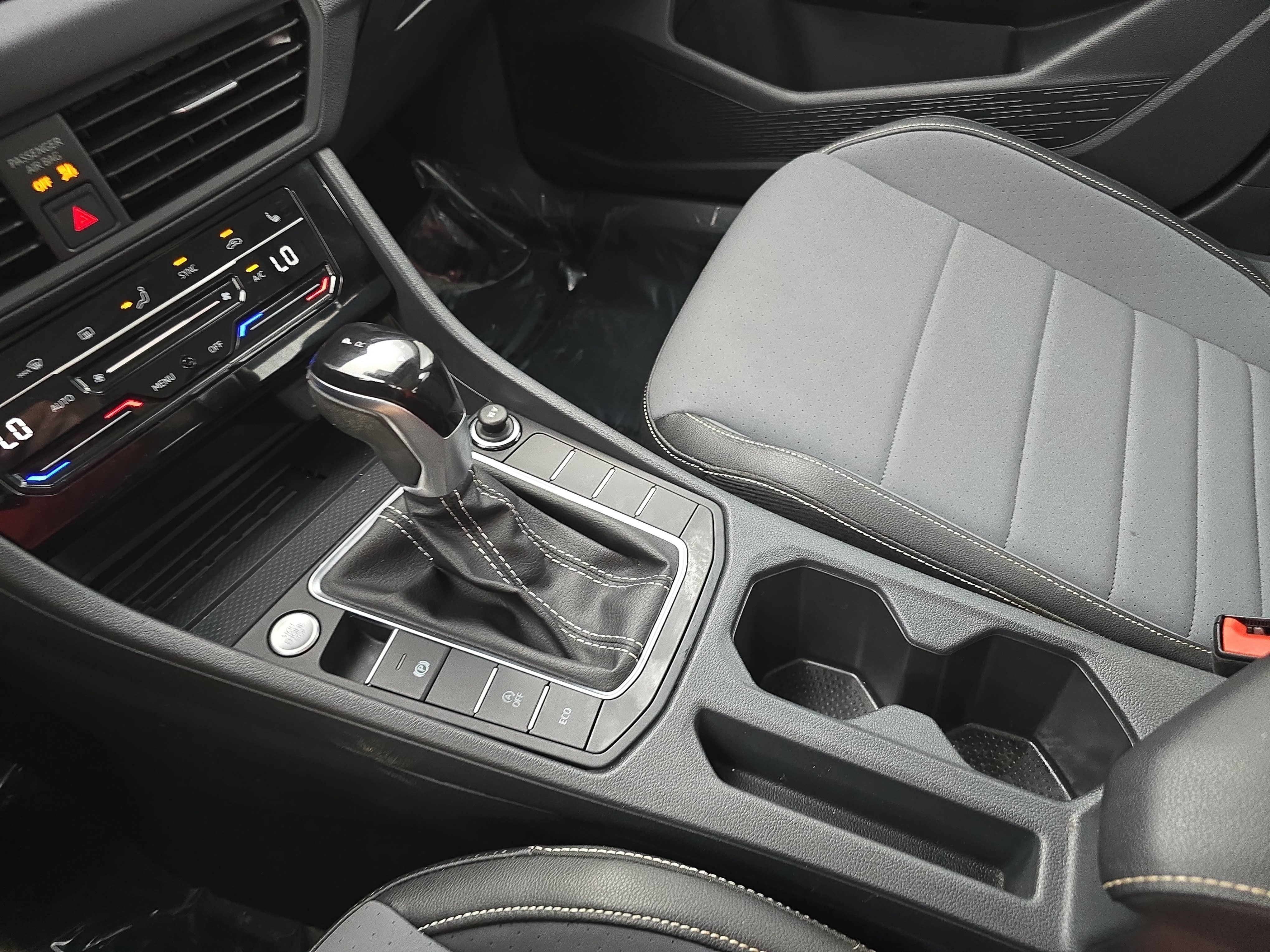 Certified 2025 Volkswagen Jetta SE w/ Sunroof Package FWD image 24