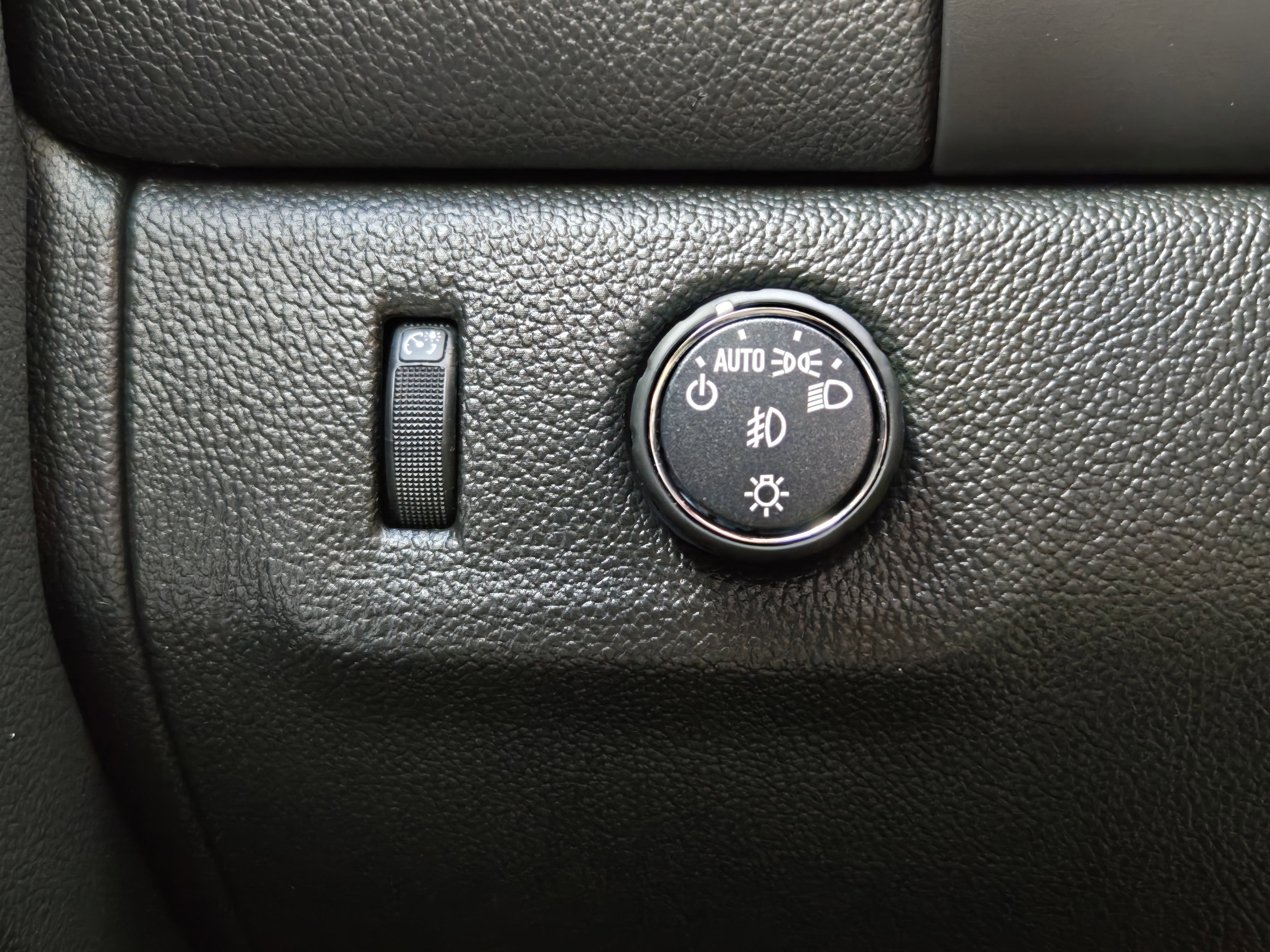 Used 2022 Chevrolet Colorado LT w/ Luxury Package image 16