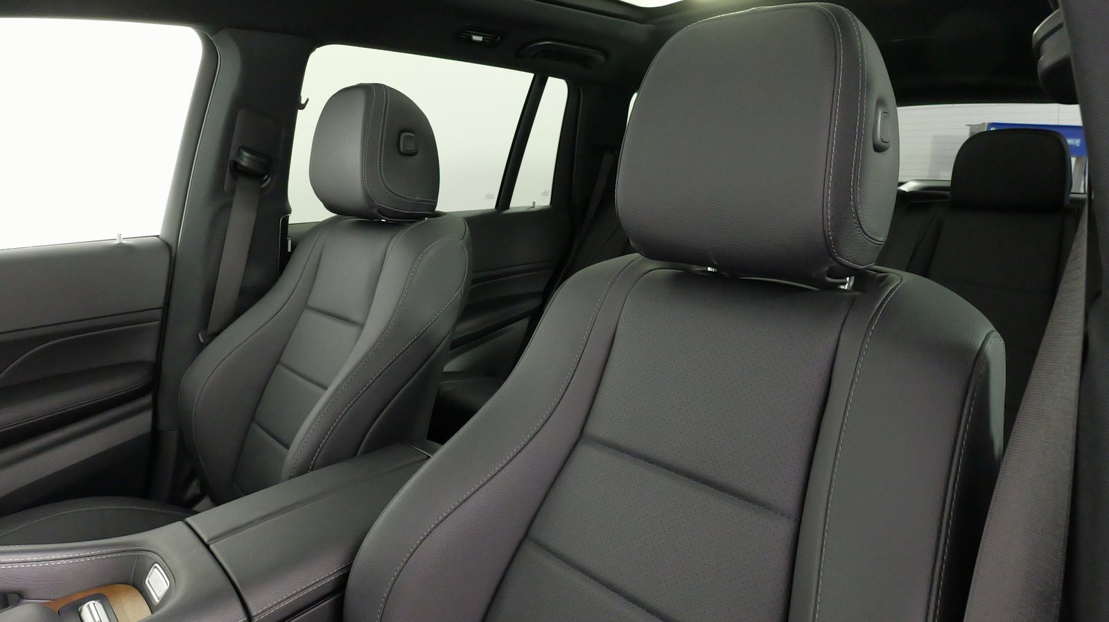 Used 2024 Mercedes-Benz GLS 450 4MATIC w/ AMG Line Exterior image 32