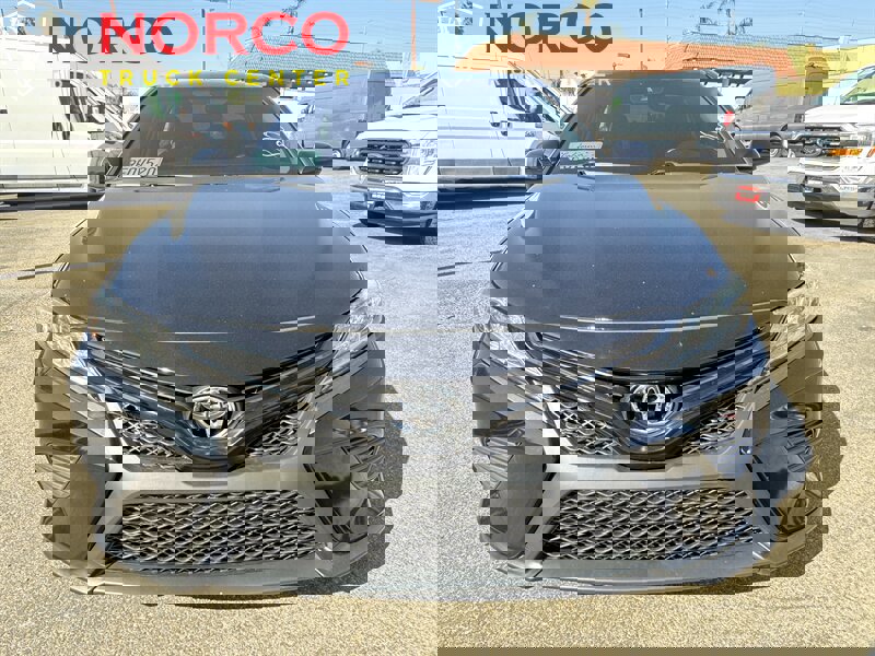 Used 2020 Toyota Camry SE image 3