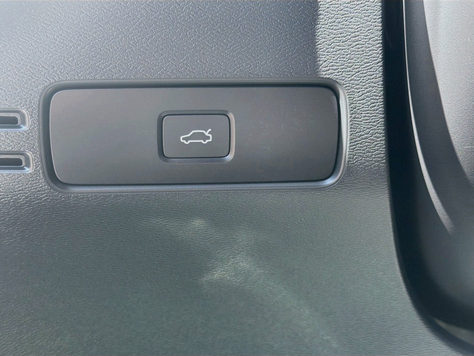 Used 2025 Volvo XC40 B5 Plus AWD/4WD image 17