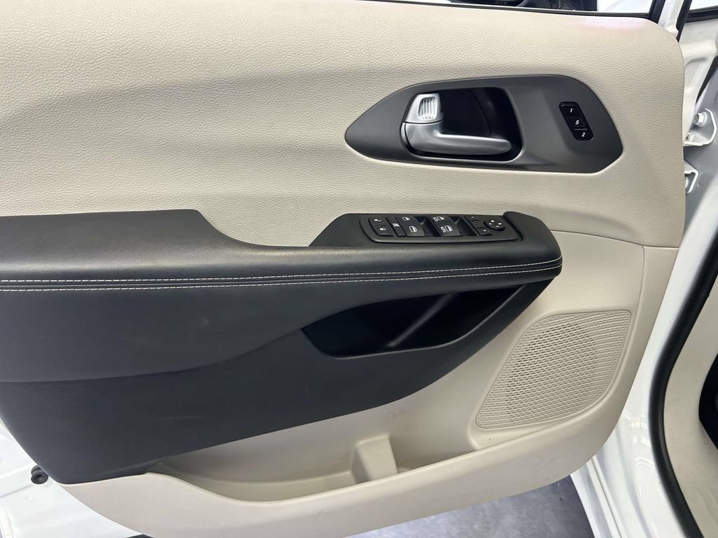Used 2024 Chrysler Pacifica Touring-L FWD image 15