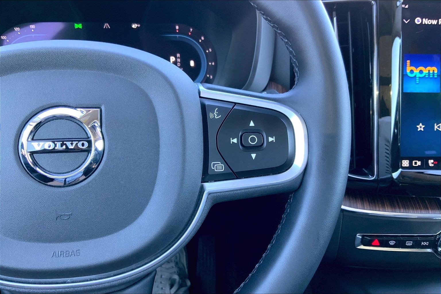 Used 2022 Volvo XC60 B5 Momentum w/ Climate Package image 23