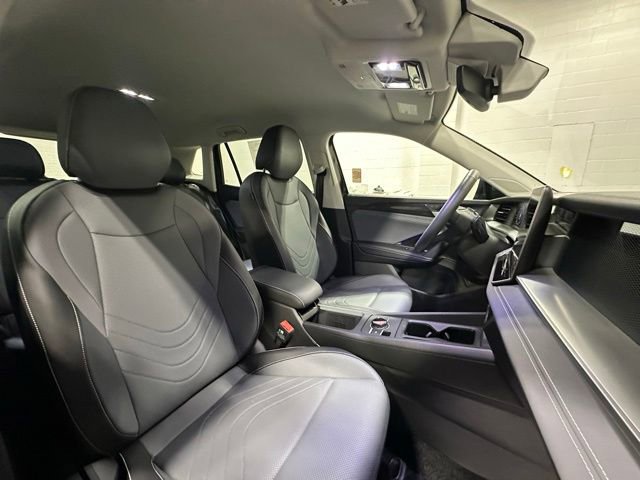 Certified 2025 Volkswagen Tiguan SE image 16