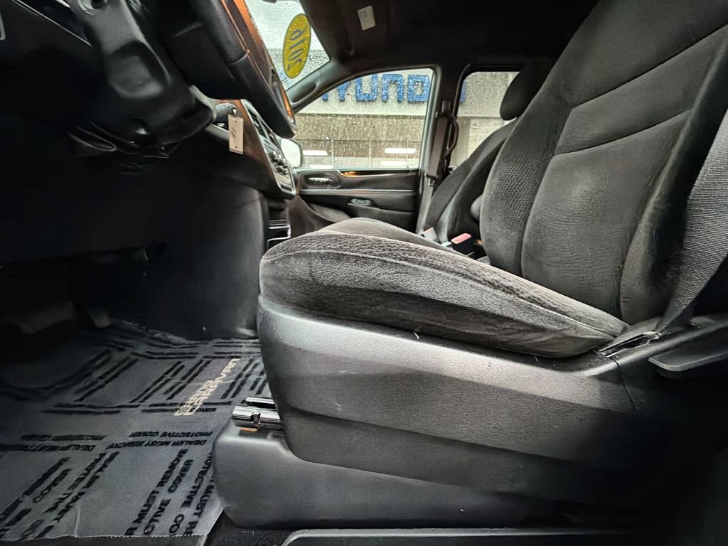 Used 2016 Dodge Grand Caravan SE FWD image 14